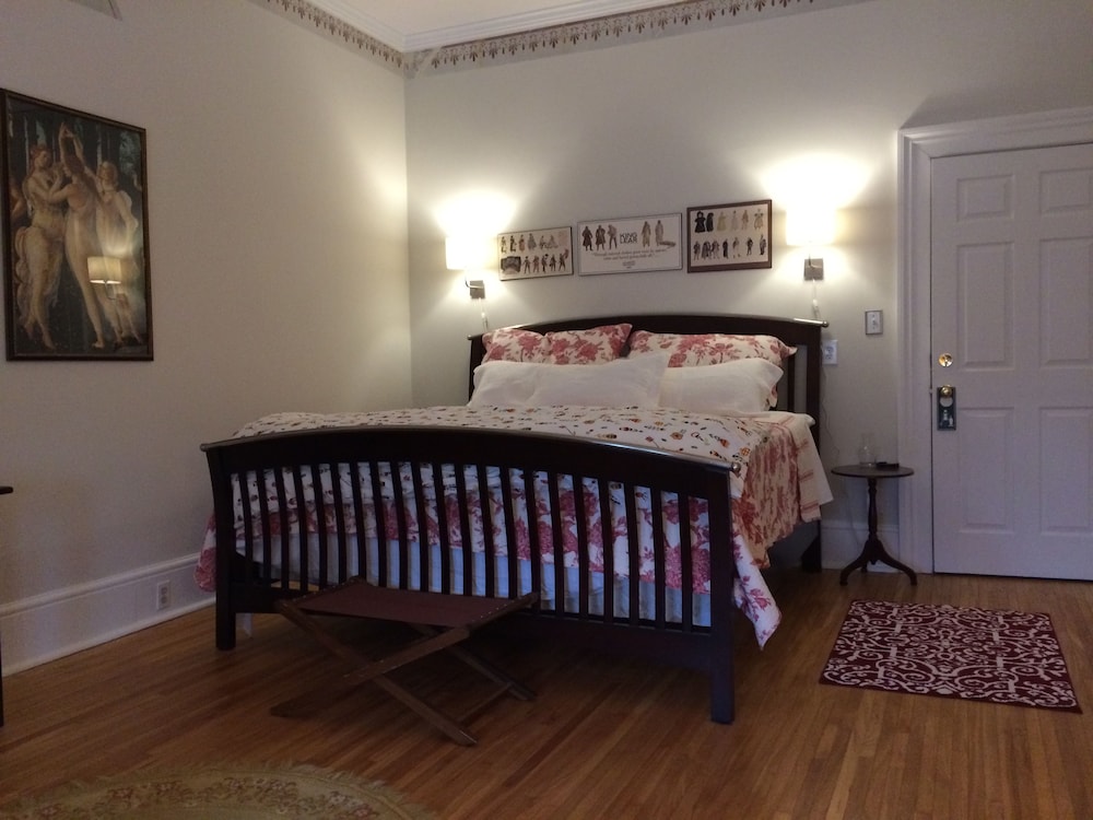 Superior Suite, 1 King Bed, Garden View photo 3