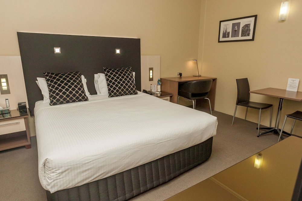 Standard Apartment, Multiple Beds, Non Smoking, Kitchen (3 King Beds and 1 Single Bed)