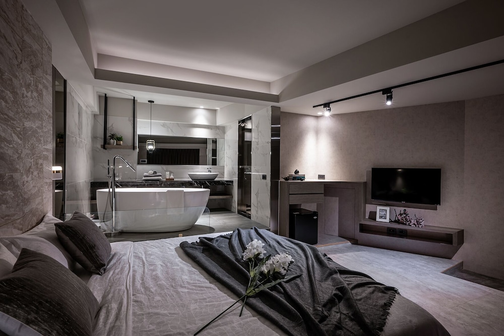 Deluxe Room, 1 Queen Bed, Bathtub, Ocean View