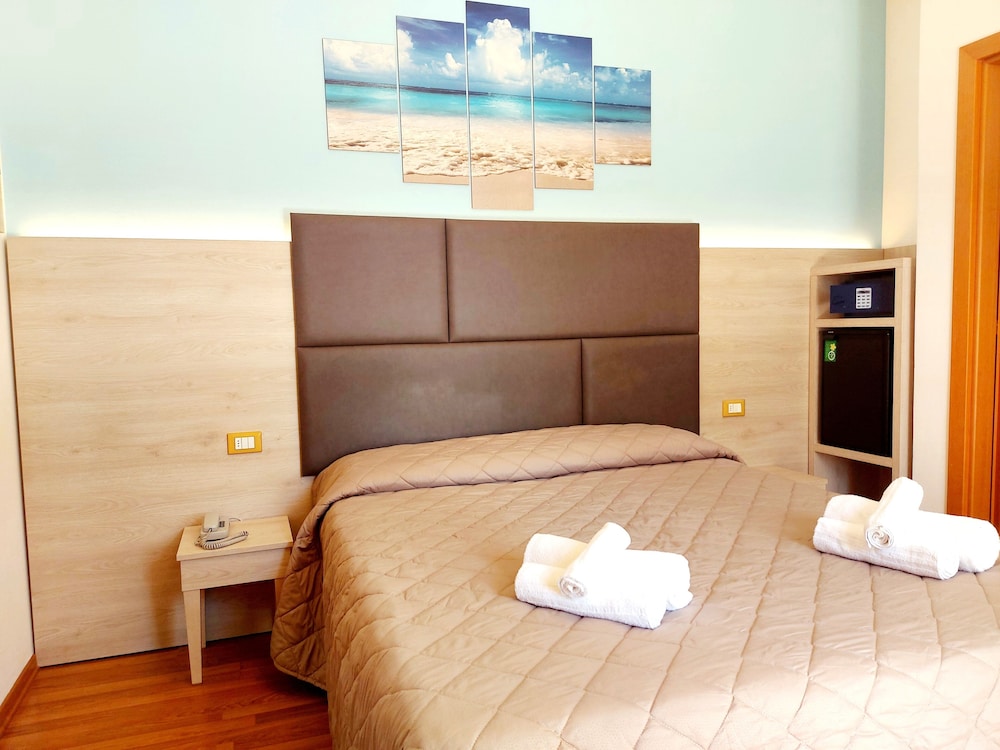 Double or Twin Room - Photo 7
