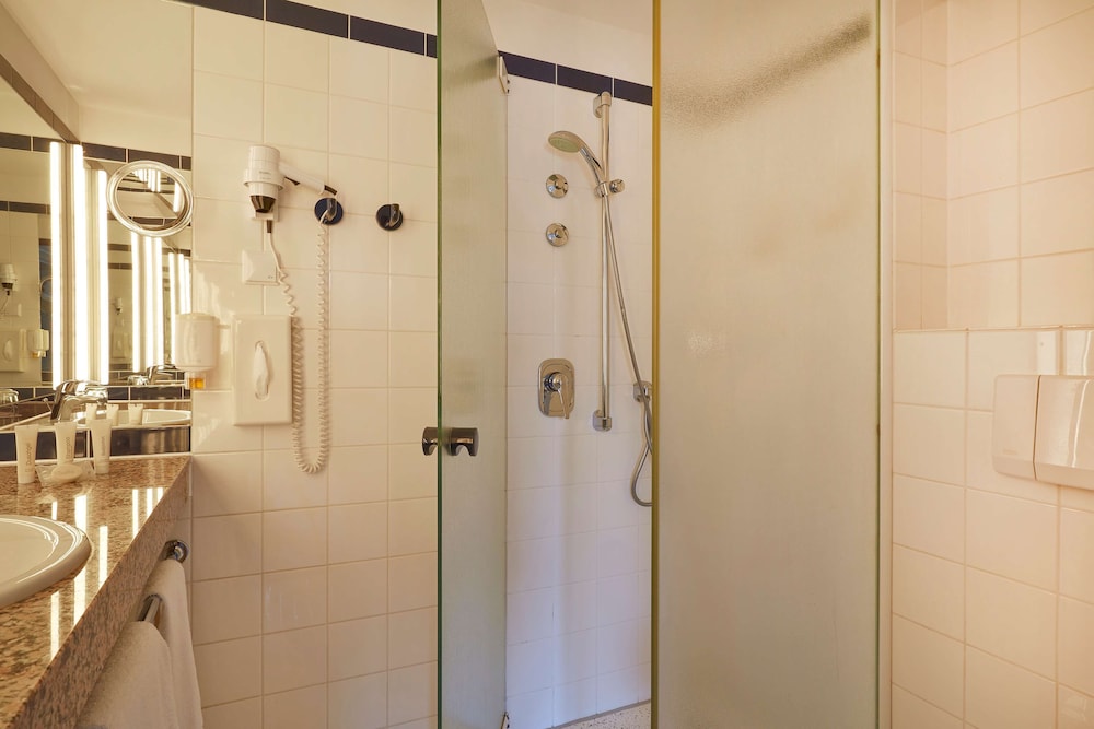 Standard Twin Room - Photo 9
