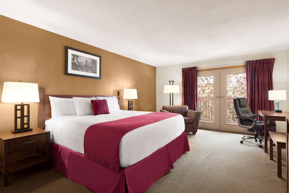 Suite, 1 King Bed w/ Jetted Tub - Photo 1