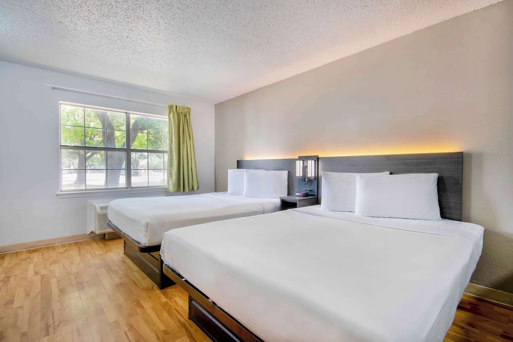 Standard Room, 2 Queen Beds, Smoking - Photo 3