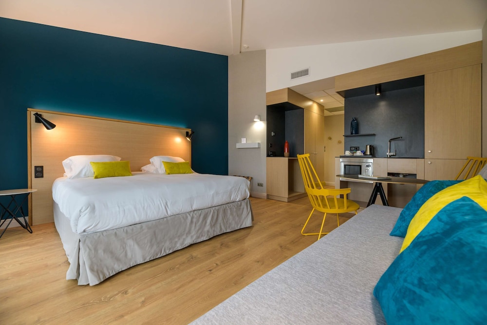 Standard Studio, 1 King Bed, Non Smoking, Kitchenette - Photo 1