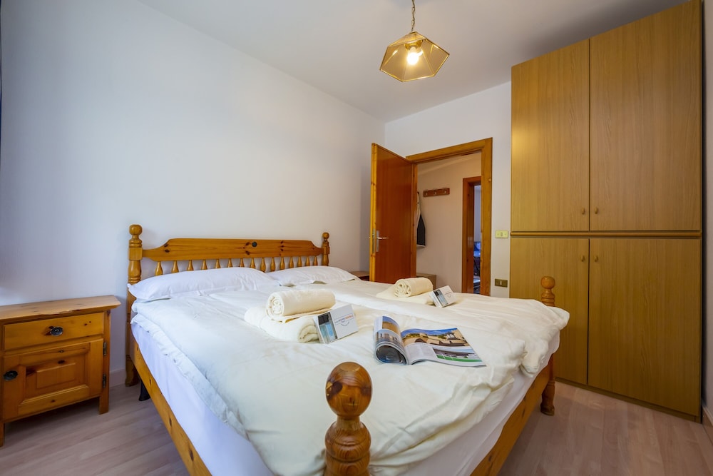 Family Apartment, Multiple Bedrooms, Mountainside (Casa Silvia Ski in)