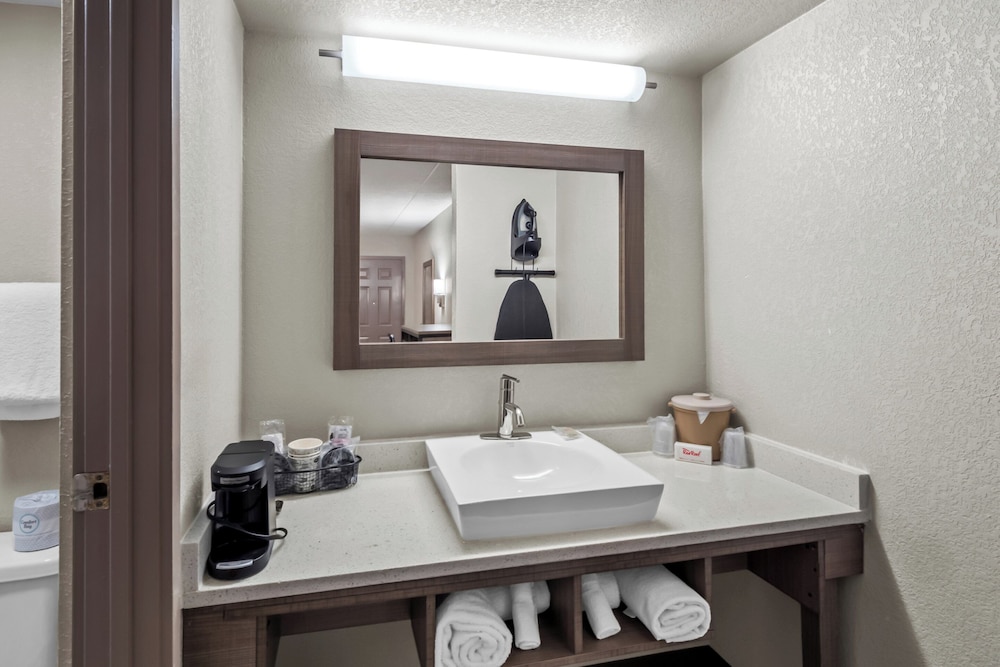 Deluxe Room, 1 Queen Bed, Non Smoking - Photo 8