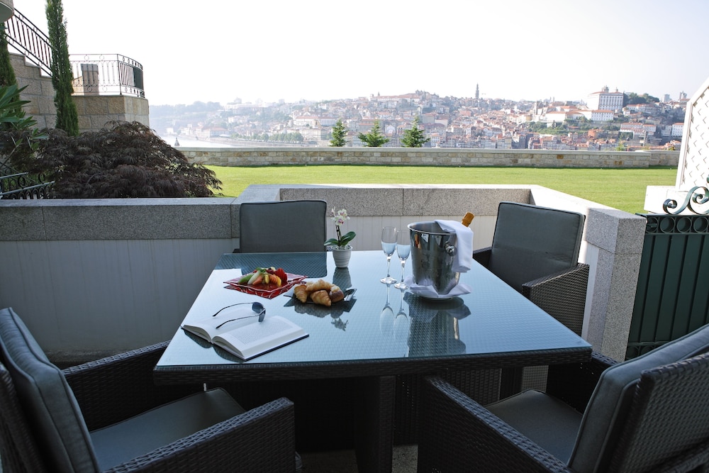 Master Suite Garden and City View - Floor 4 of main building photo 2