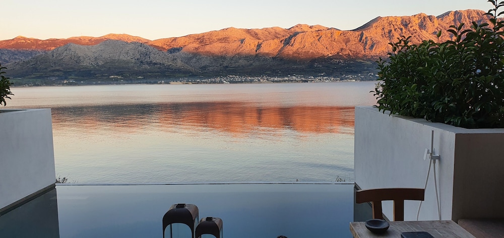 Seafront Suite with Private Heated Pool photo 3