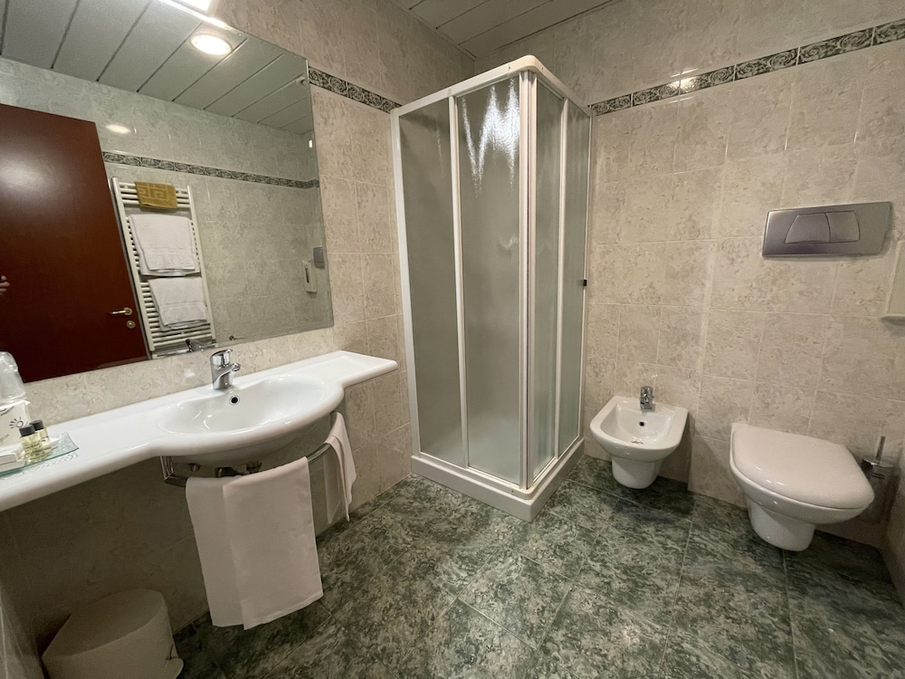 Standard Double Room - Photo 5
