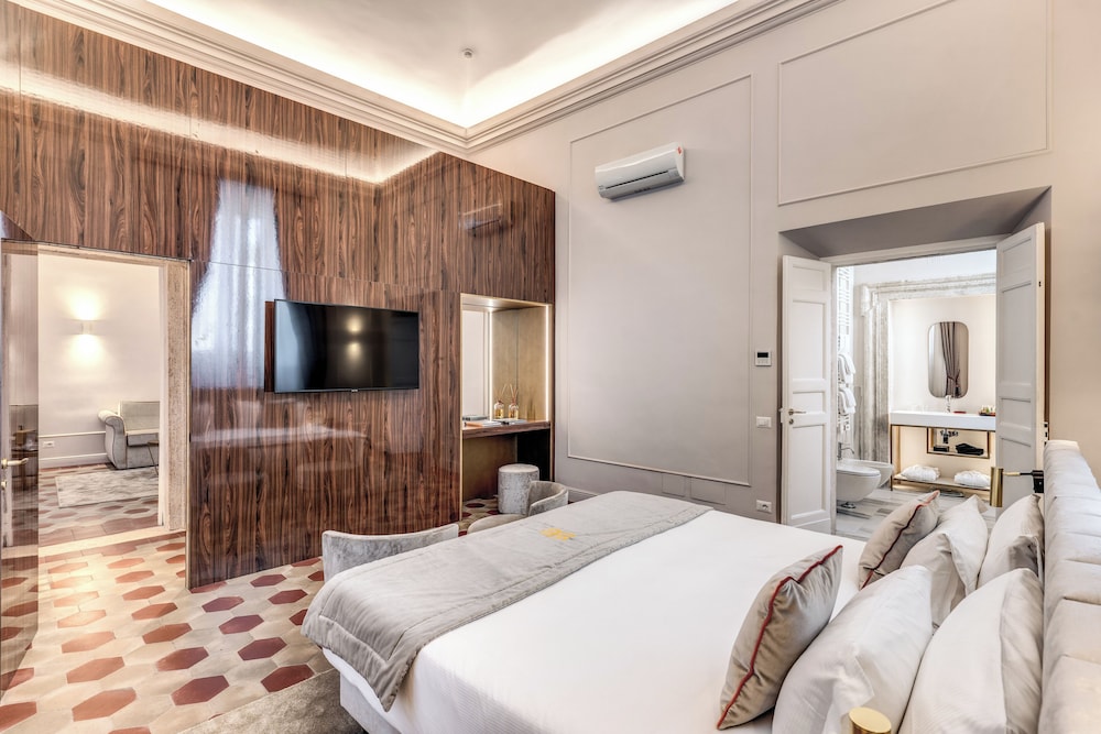 Deluxe Suite, 1 King Bed with Sofa bed thumbnail 6