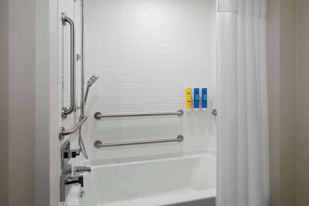 Room, 2 Queen Beds, Accessible, Bathtub - Photo 4