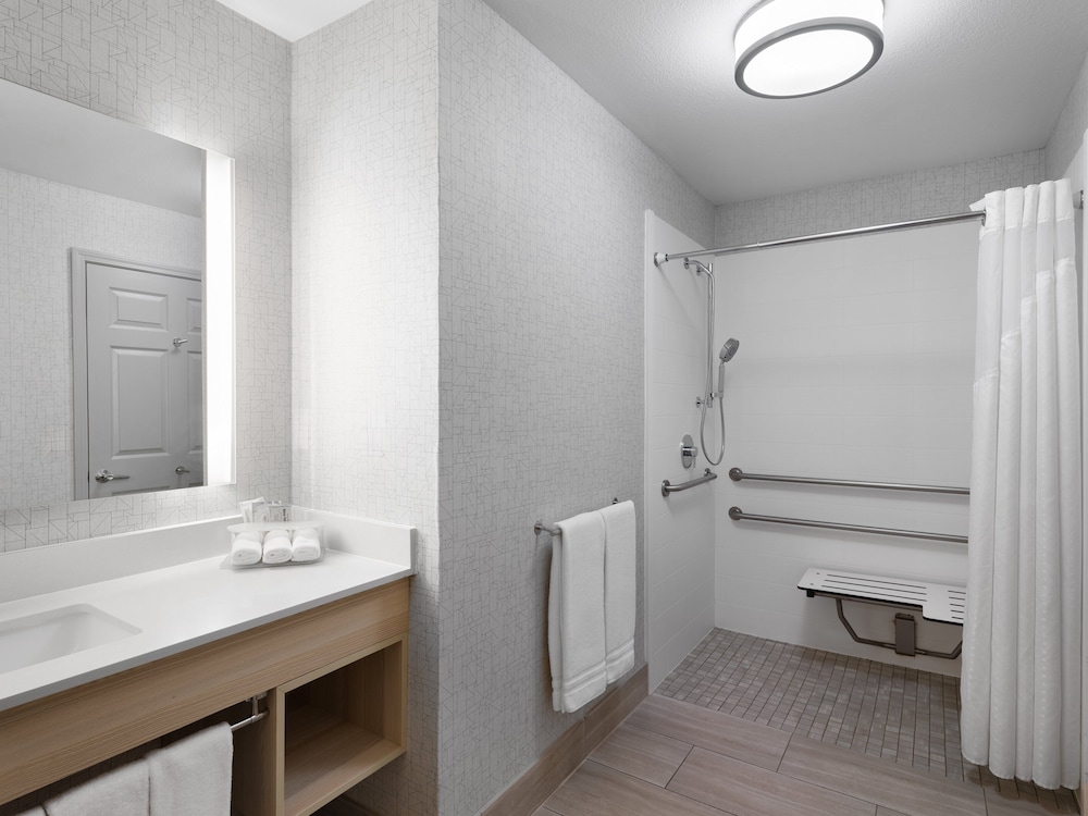 Suite, 1 King Bed, Accessible, Balcony (Communications) - Photo 9