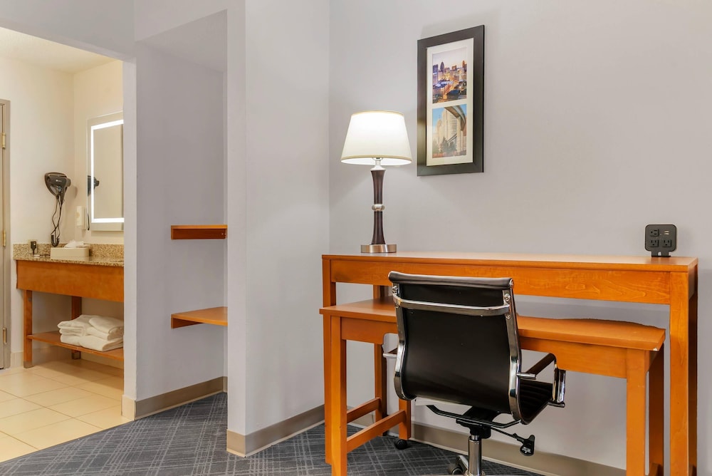Suite, Multiple Beds, Non Smoking (Efficiency, Upgrade) photo 3