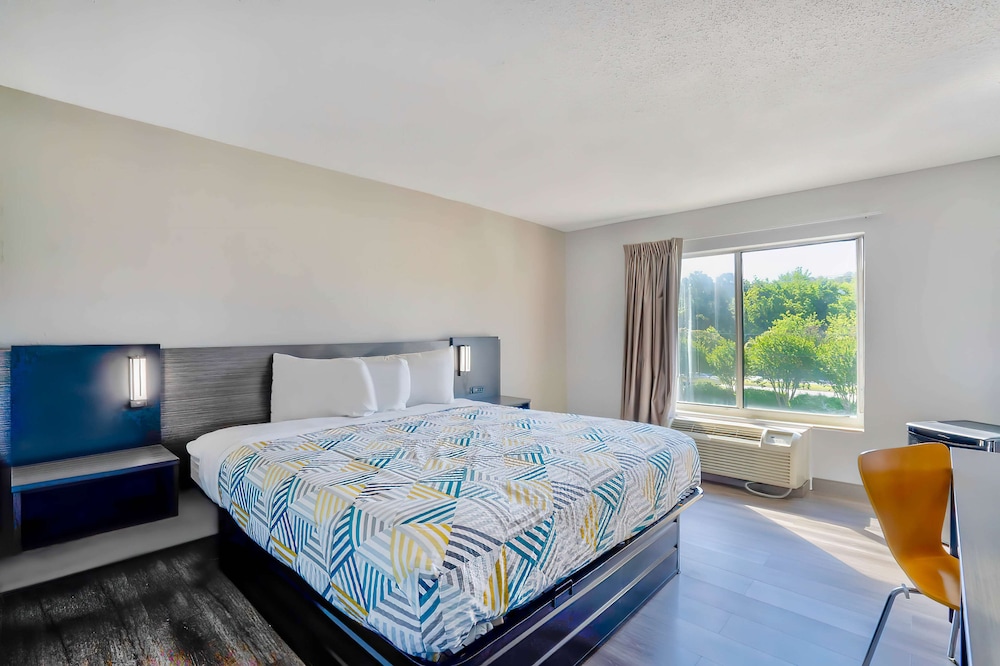 Deluxe Room, 1 King Bed, Non Smoking, Refrigerator photo 2