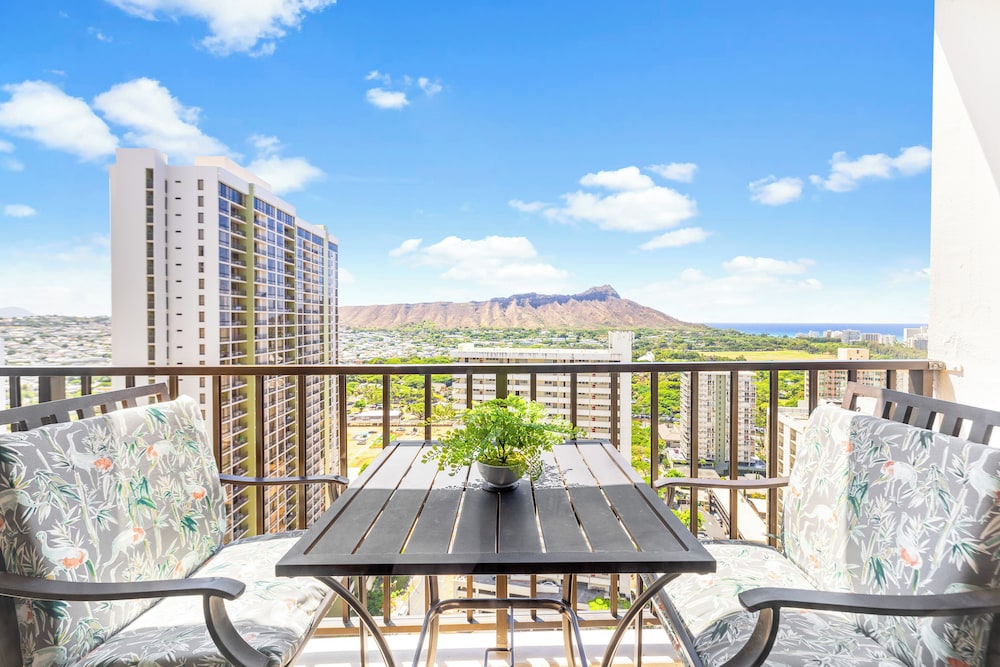 Diamond Head and Ocean views with King Bed and Parking: Suite, 1 Bedroom, Balcony, Ocean View (0071) photo