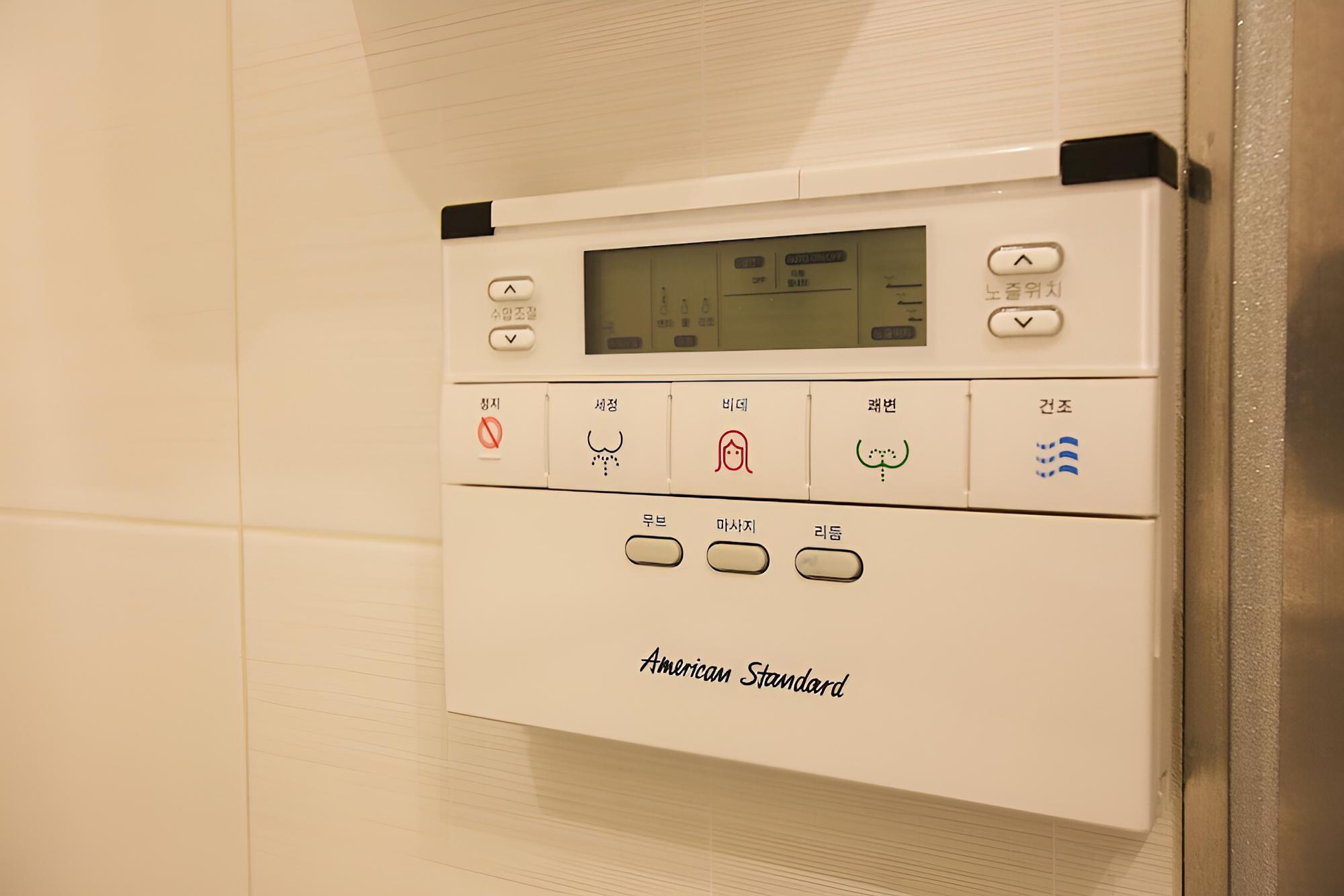 Room (Modern) - Photo 3
