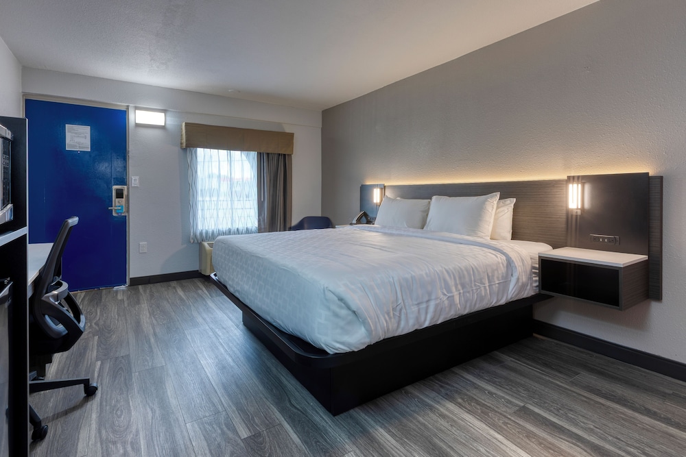 Standard Room, 1 King Bed, Non Smoking - Photo 6