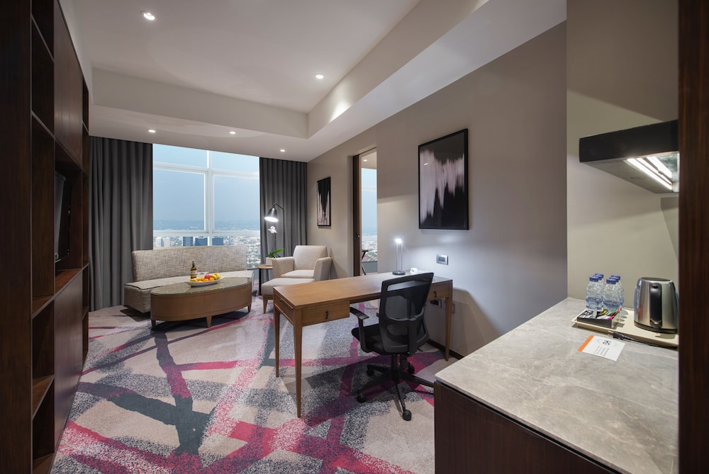 Suite, 1 Bedroom, Club Lounge Access (Low Floor)