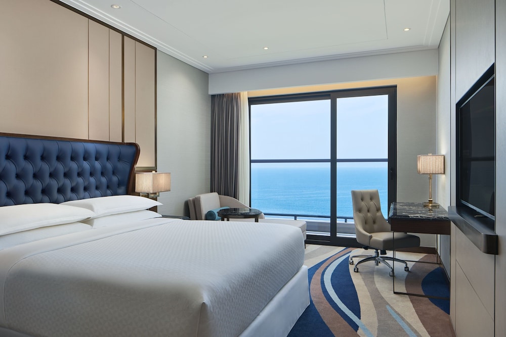 Room, 1 King Bed, Non Smoking, Ocean View photo 2