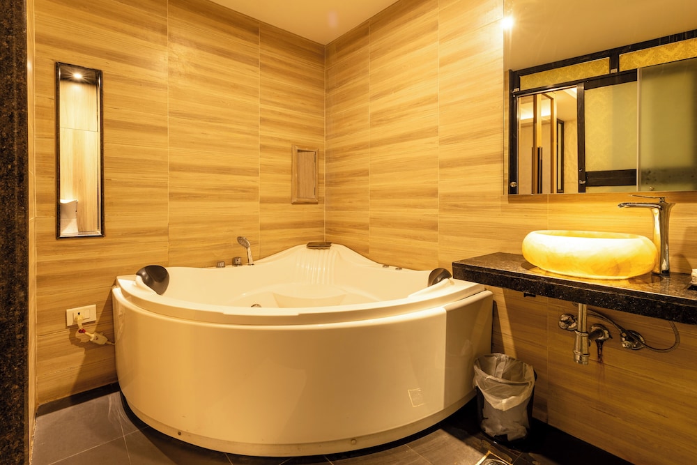 Executive Room - Photo 12