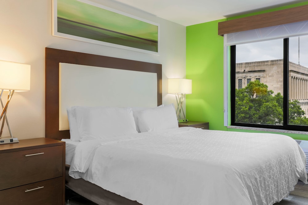 Standard Room, 1 King Bed, Accessible, Non Smoking (Communications) - Photo 4