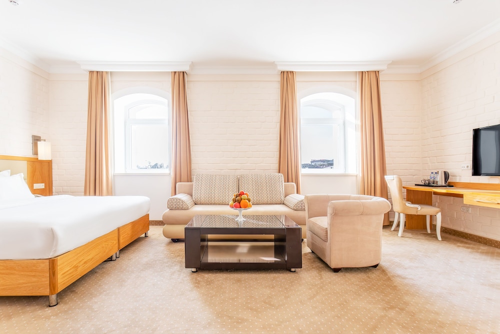 Deluxe Double or Twin Room, 1 King Bed, City View photo 2