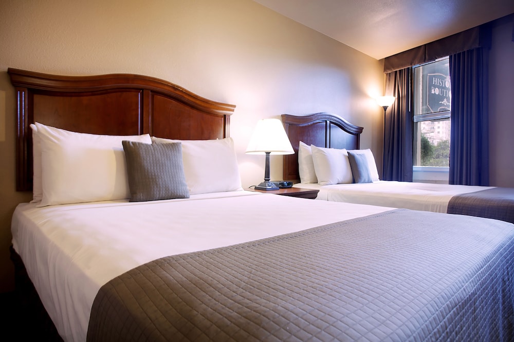 Room, 2 Queen Beds, Accessible, City View photo 1