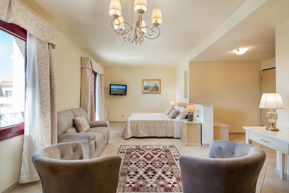 Junior Suite, 1 King Bed, Balcony photo 2