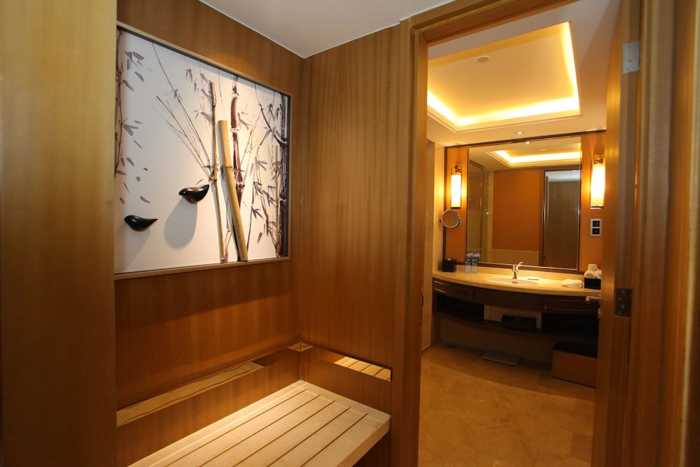 Deluxe Suite, 1 King Bed, Smoking photo 2