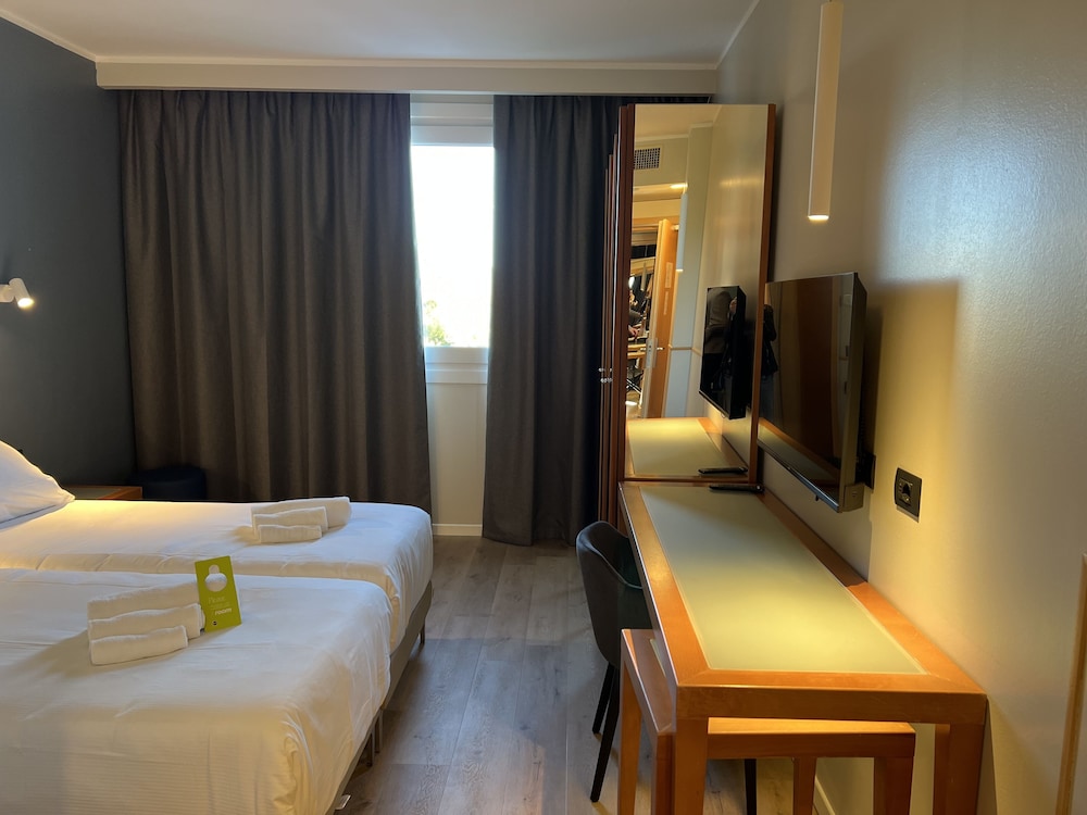 Twin Room - Photo 3