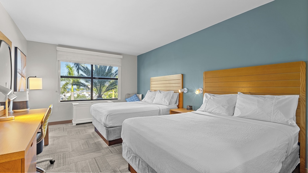 Room, 2 Queen Beds, Marina View - Photo 3
