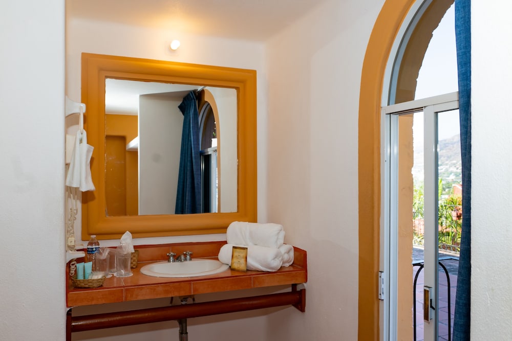 Standard Room, 2 Double Beds - Photo 6