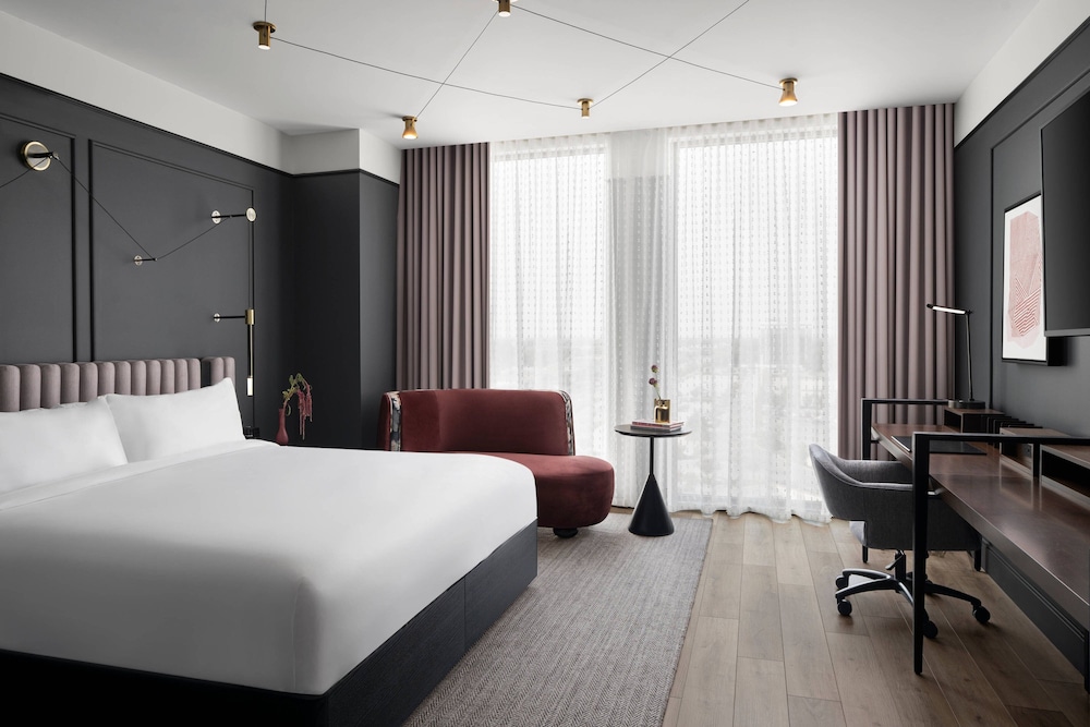 Premium Room, 1 King Bed - Photo 1