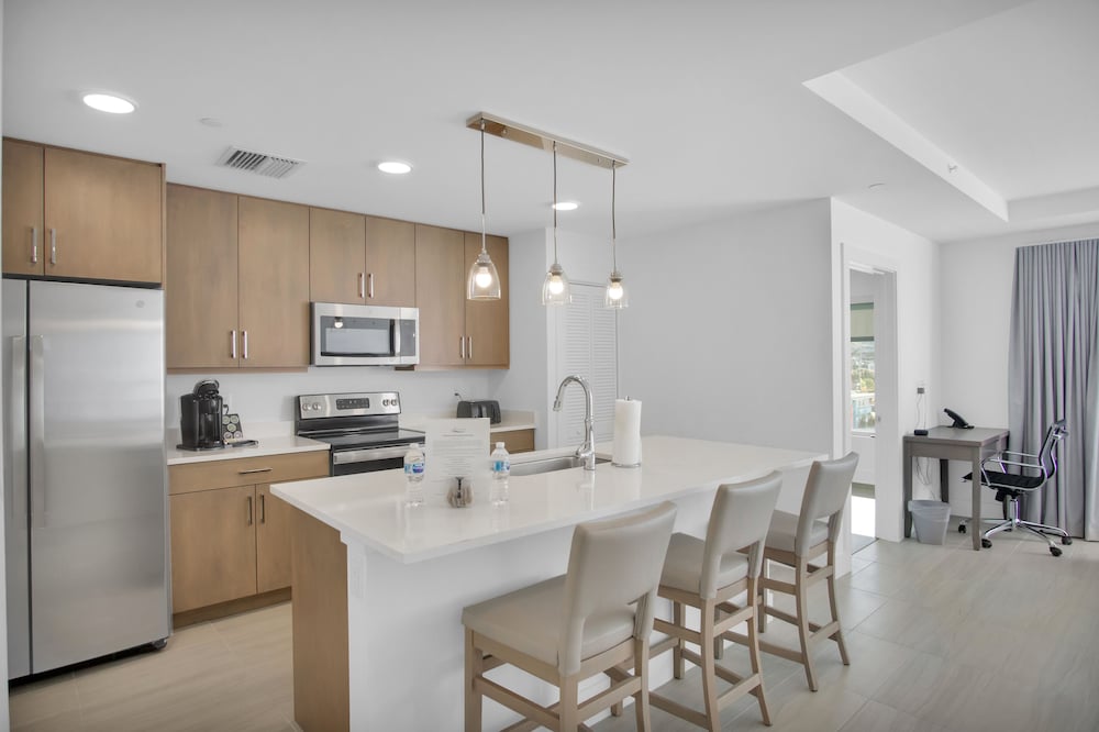 Standard Suite, 1 Bedroom, Partial Ocean View photo 3