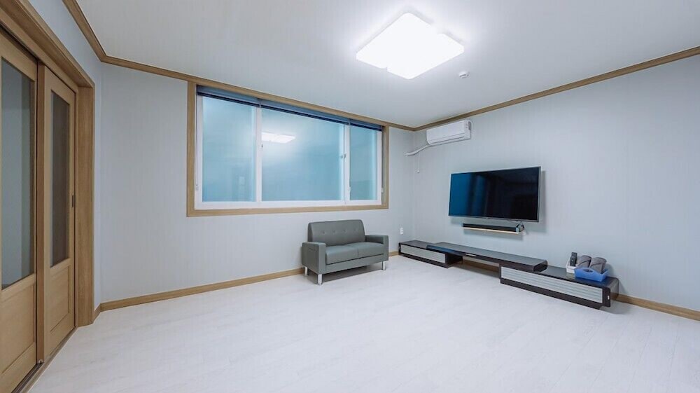 Room (Room 101) - Photo 1