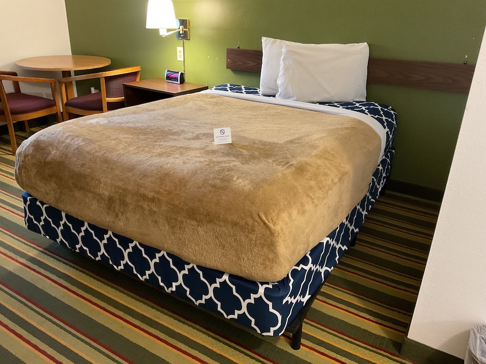 Standard Room, 1 Queen Bed photo 3