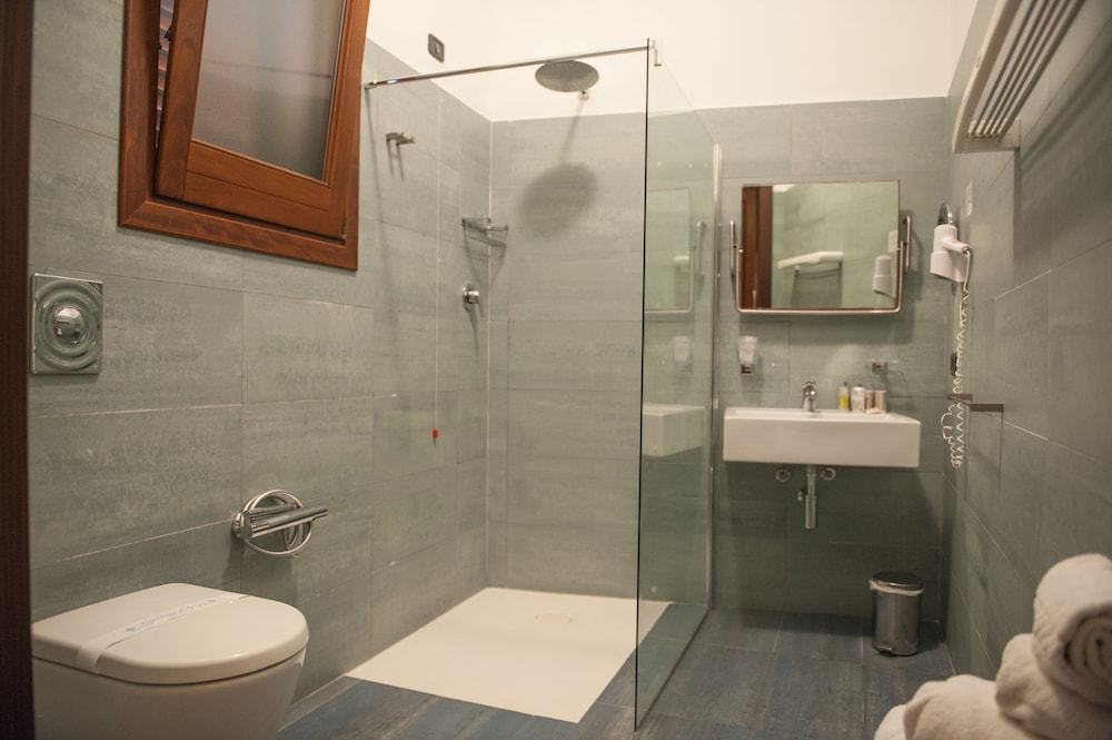 Basic Double or Twin Room, Accessible - Photo 4
