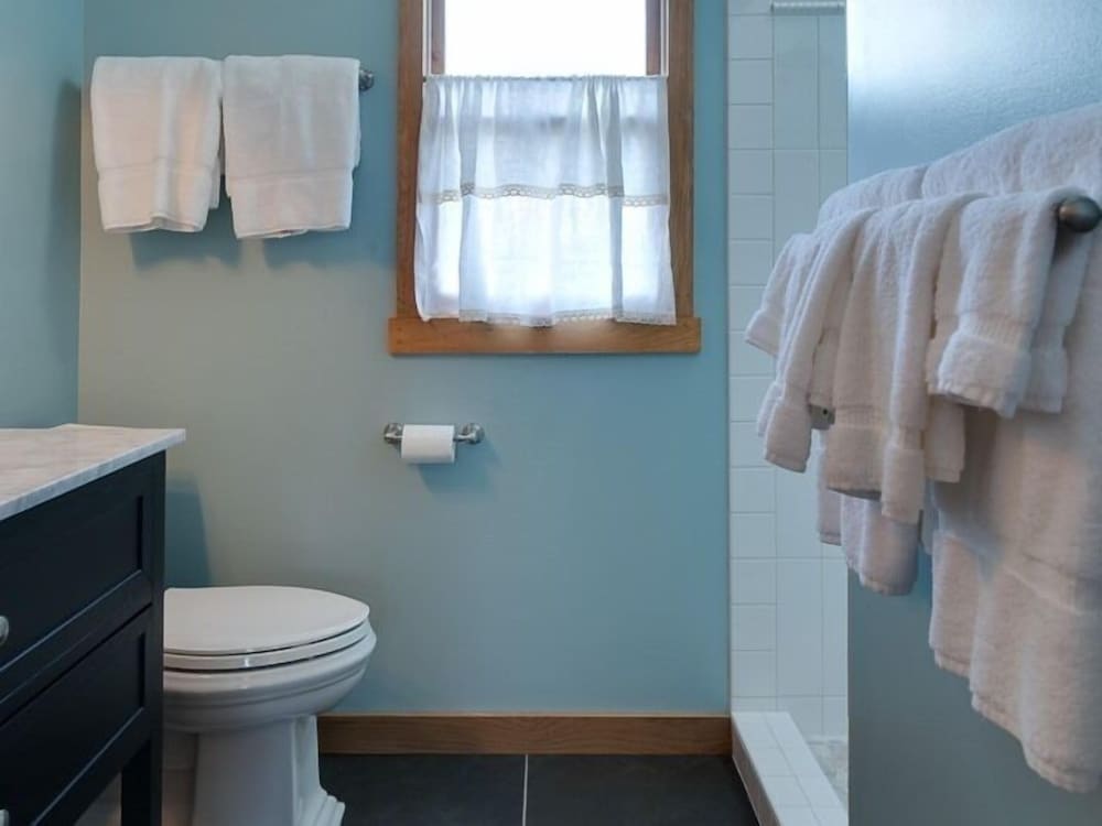 Standard Double Room, Private Bathroom, River View (New England) photo 3