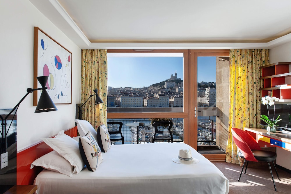Deluxe Room Prestige Sea View with Balcony - Photo 3