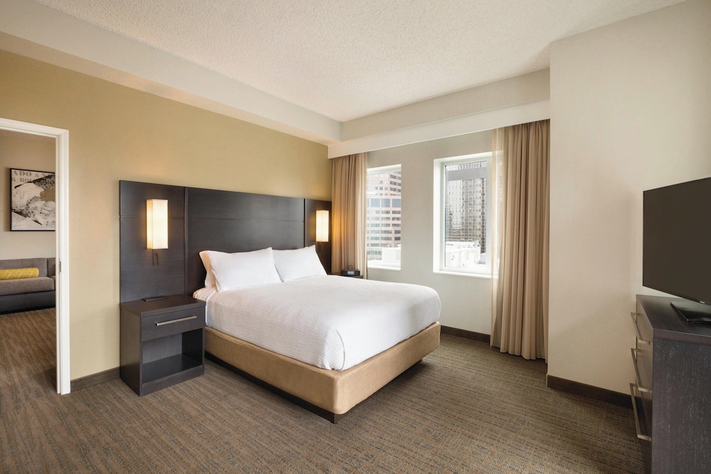 Suite, 1 Queen Bed with Sofa bed - Photo 3