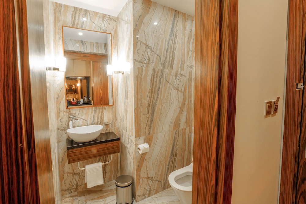 Premier Apartment, 1 King Bed, Ocean View - Photo 9