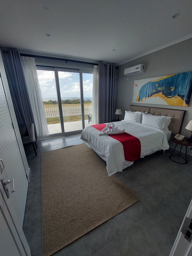 Junior Suite, Non Smoking, Partial Ocean View (1 Queen & 2 Twin Beds)