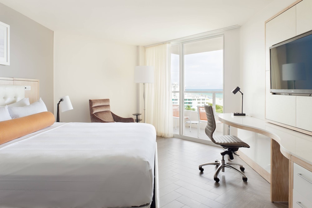 Room, 1 King Bed, Balcony (Mobility/Hearing Access, Roll-In Shwr)