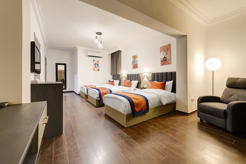 Deluxe Triple Room, City View photo 3