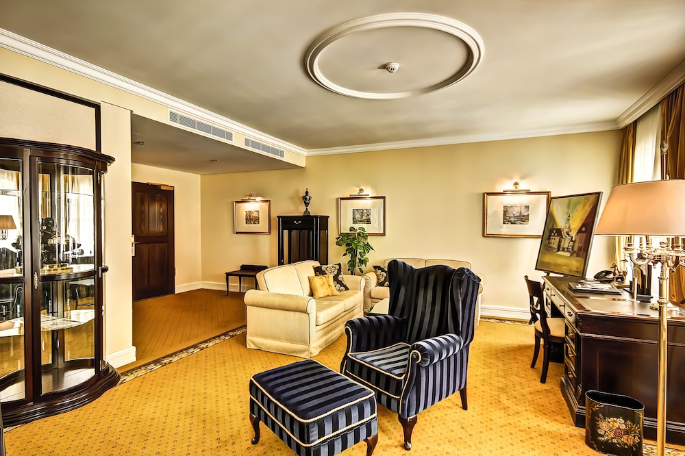 Executive Suite - Photo 2
