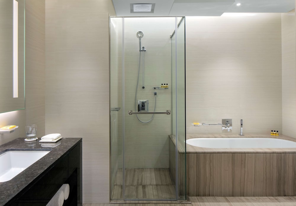 Deluxe King Room- Free Breakfast & Lounge Access photo 3