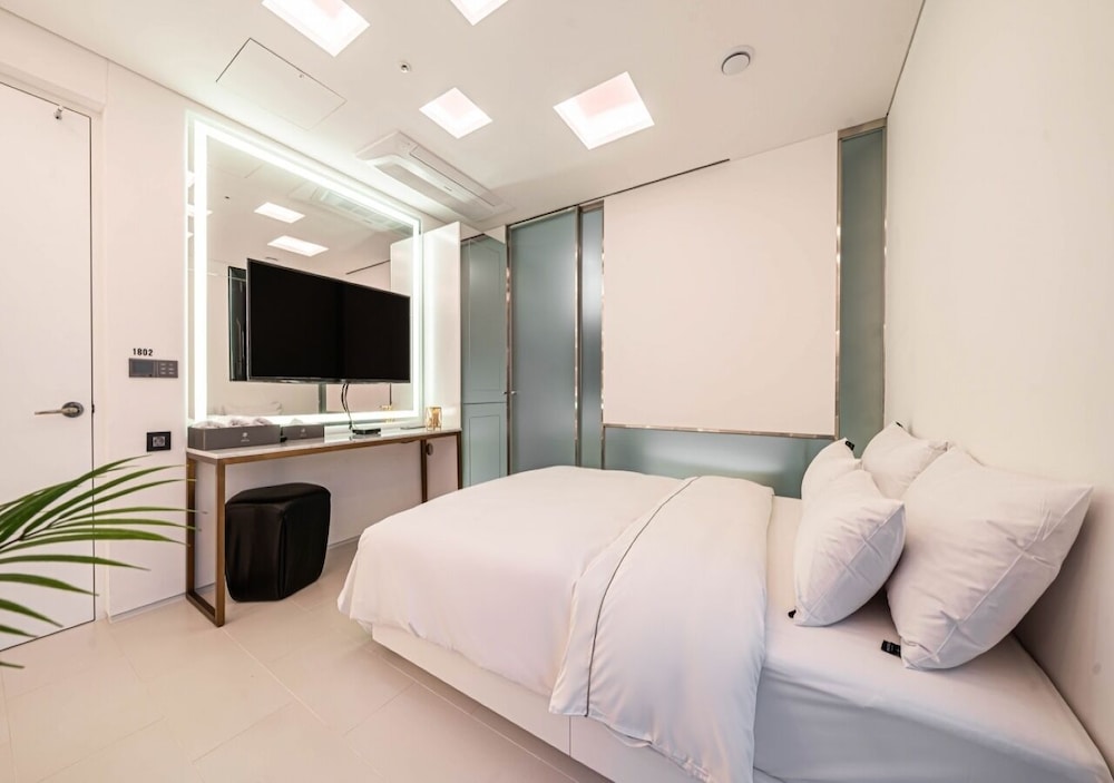 Deluxe Double Room (Netflix/ Youtube Available on TV) - Photo 9