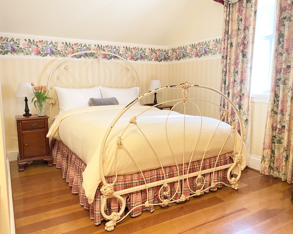 Little Red Riding Hood Room, 1st Floor (Stair Access Only) photo 1