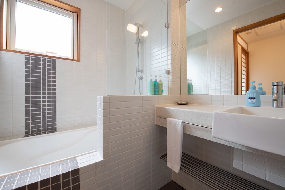 Unit 1, (2 Bedroom 2 Bathroom) photo 3