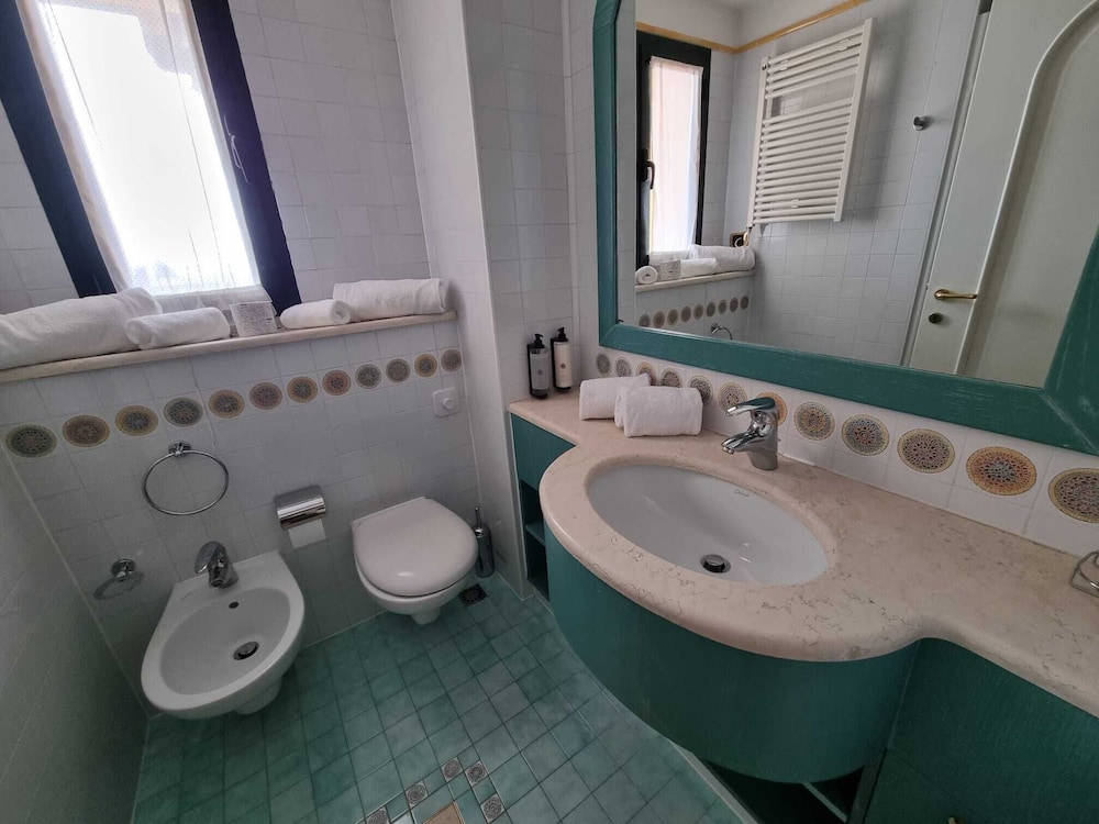Standard Suite, 1 Bedroom, Terrace, Lake View - Photo 10